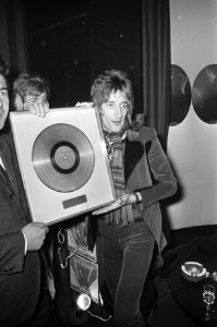 Popsinger Rod Stewart krijgt gouden LPs, Edison en Oscar in Hilton Amsterdam, Bestanddeelnr 925-1085