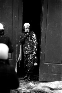 Politie onruimt panden in Nieuwmarktbuurt met vet bespatte politieman, Bestanddeelnr 927-8605