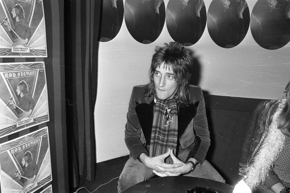 Popsinger Rod Stewart krijgt gouden LPs, Edison en Oscar in Hilton Amsterdam, Ro, Bestanddeelnr 925-1082