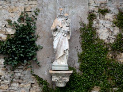 Pommiers - Chemin de Pommerieux - Statue au-dessus d'un plan d'eau 02