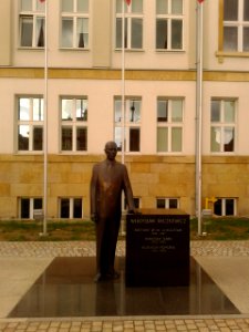 Pomnik Władysława Raczkiewicza przed Urzędem Marszałkowskim w Toruniu