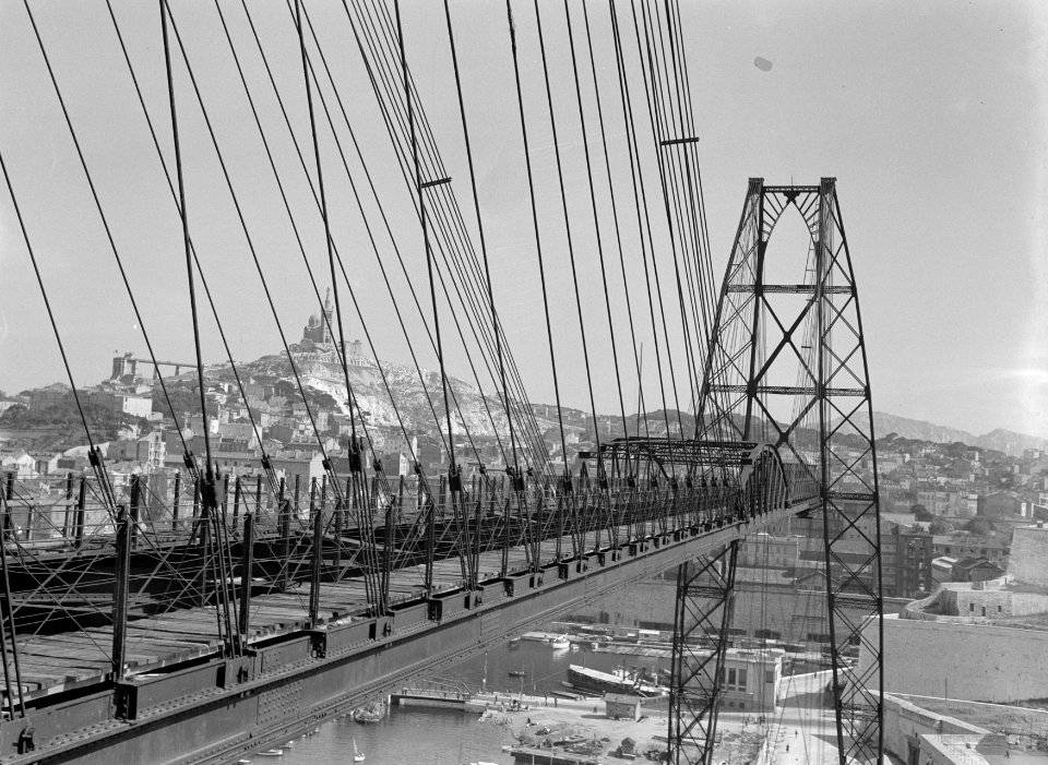 Pont Transbordeur, met op de achtergrond de Notre Dame de la Garde, Bestanddeelnr 191-0123