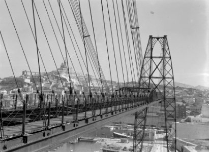Pont Transbordeur, met op de achtergrond de Notre Dame de la Garde, Bestanddeelnr 191-0123