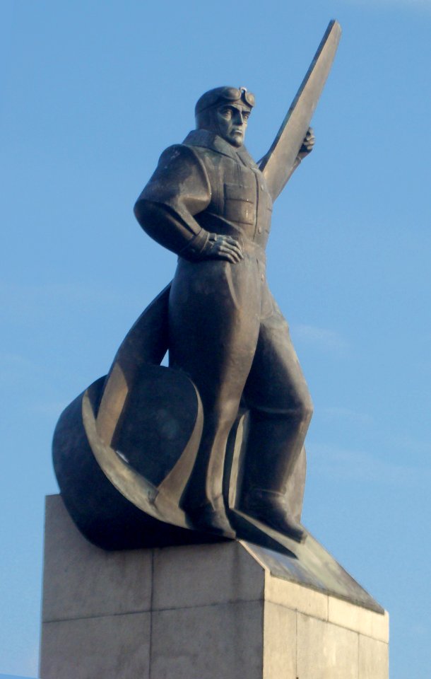 Pomnik Lotnika Warszawa 03