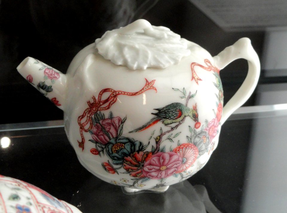 Pomegranate-shaped teapot with flower garlands, c. 1700, Dehua, China, decorated in Holland, porcelain, enamel, gold - Gardiner Museum, Toronto - DSC01087