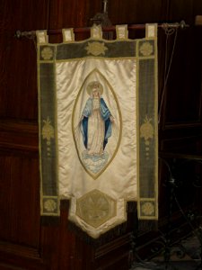 Plomion (Aisne) église, bannière de procession
