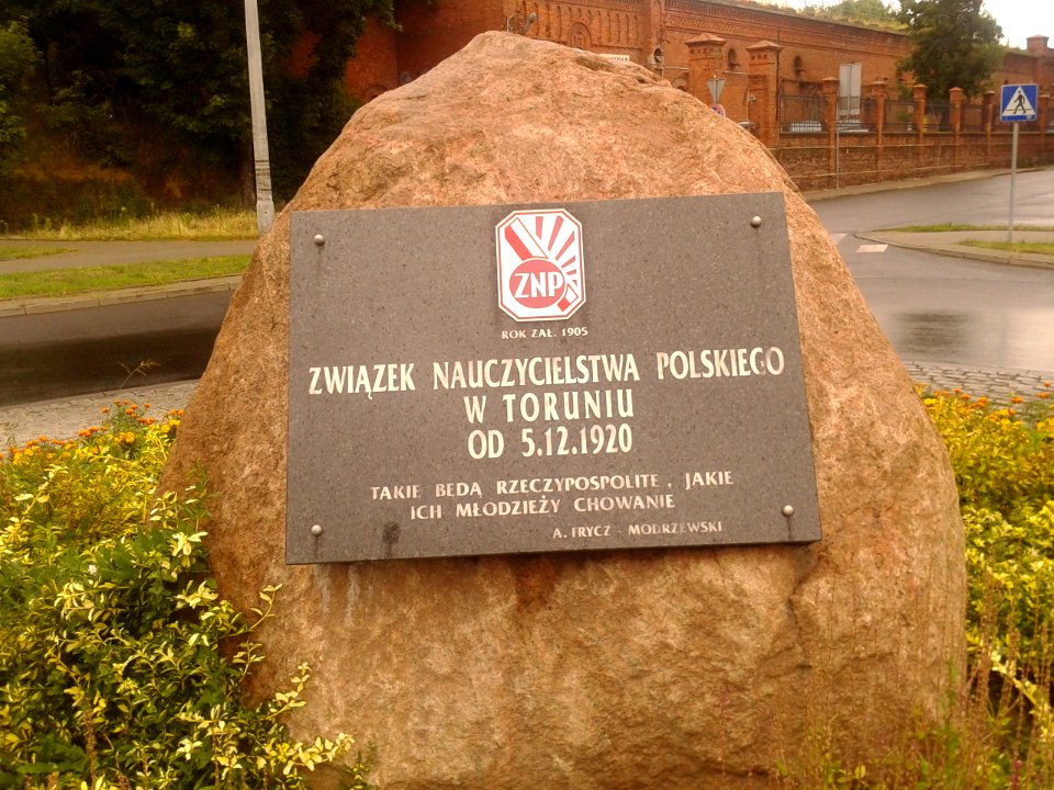 Pomnik na Placu Związku Nauczycielstwa Polskiego w Toruniu