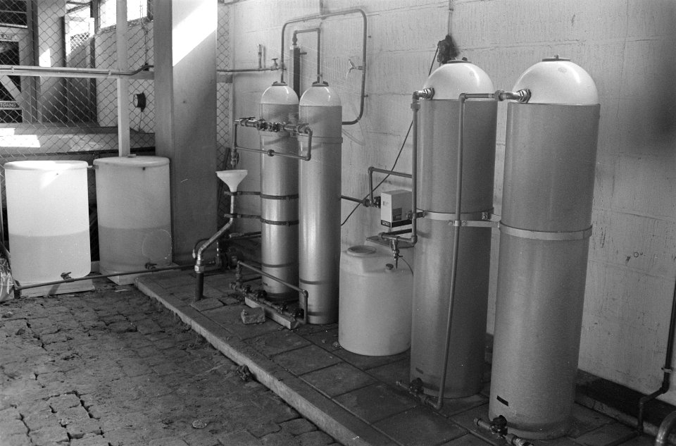 Pomp in Amsterdam voor gedefluoridered water ( Van Hallstraat ), defluorisatiema, Bestanddeelnr 925-4821