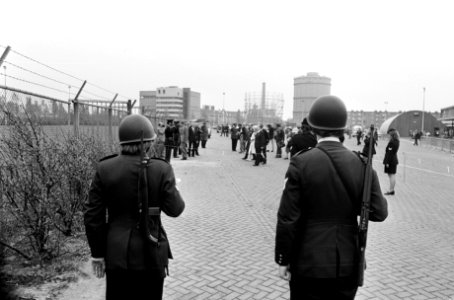 Politie met karabijnen, op de achtergrond het koninklijk paar, Bestanddeelnr 927-9176