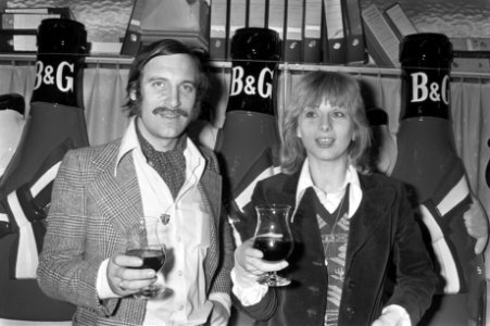 Pleuni Touw en Hugo Metsers proeven eerste Beaujolais in Tilburg Pleuni Touw en, Bestanddeelnr 927-5856