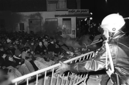 Politie heeft einde gemaakt aan kraakaktie Nijmegen, m.b. tankdozers en 2000 man personeel, menselijke barricade wordt uit elkaar geslagen, Bestanddeelnr 931-3383