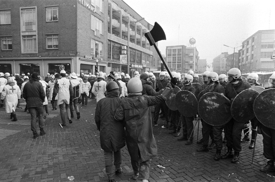 Politie heeft einde gemaakt aan kraakaktie Nijmegen, m.b. tankdozers en 2000 man, Bestanddeelnr 931-3380