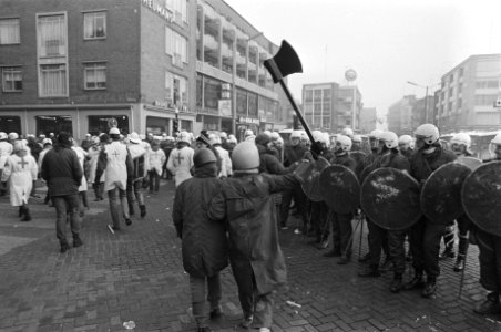 Politie heeft einde gemaakt aan kraakaktie Nijmegen, m.b. tankdozers en 2000 man, Bestanddeelnr 931-3380