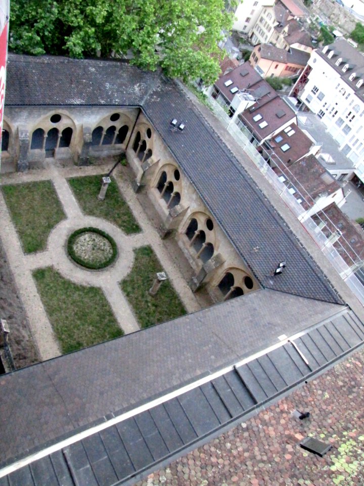 Plongée sur le cloitre de la collégiale de Neuchâtel