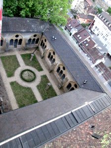 Plongée sur le cloitre de la collégiale de Neuchâtel