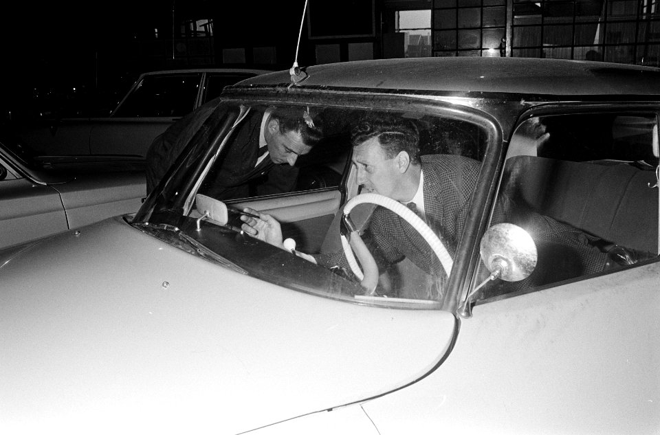 Politie onderzoekt een auto (Citroën DS) op vingerafdrukken, Bestanddeelnr 919-5939