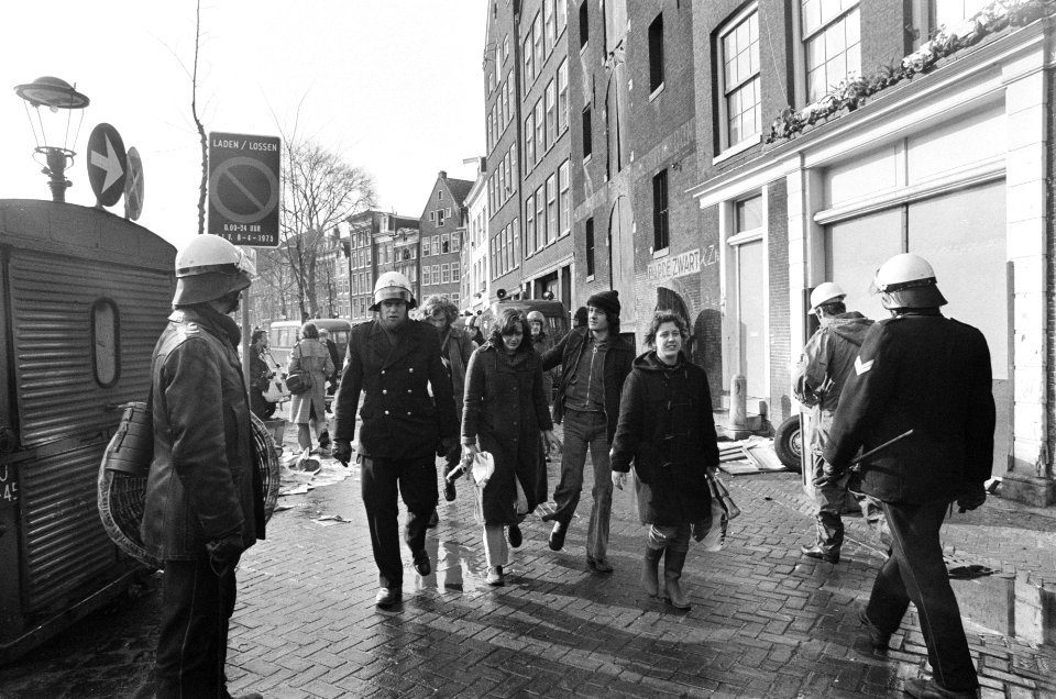 Politie onruimt panden in Nieuwmarktbuurt bezetters wordt door politie weggelei, Bestanddeelnr 927-8611