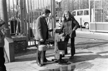 Pomp in Amsterdam voor ongefluorideerd water (Van Hallstraat), Bestanddeelnr 925-4820