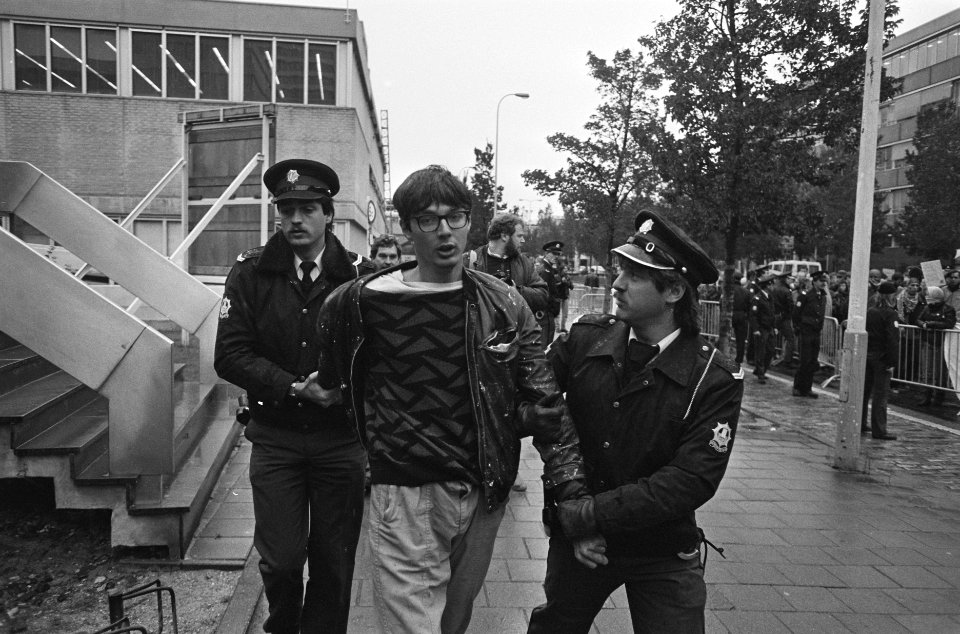 Plensdemonstratie van BONK bij VNO-kantoor in Den Haag arrestatie demonstrant, Bestanddeelnr 933-7592