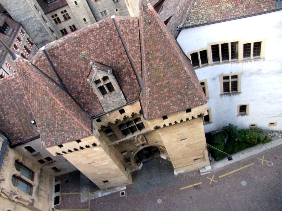 Plongée sur la porte du château de Neuchâtel