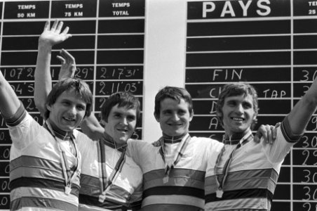 Ploegentijdrit voor amateurs de DDR ploeg tijdens de huldiging, Bestanddeelnr 930-4070