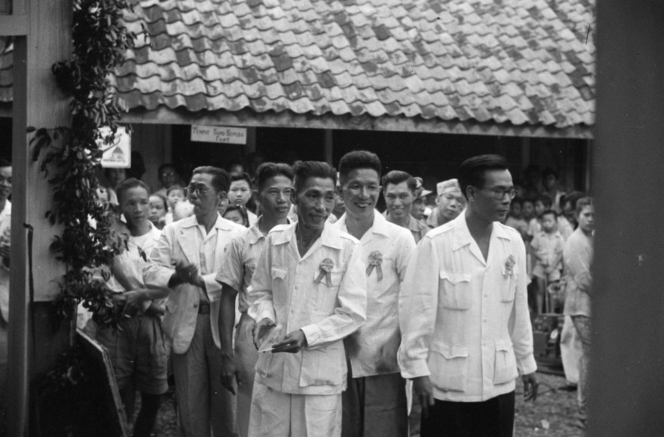 Poerwakarta Pasar-Malam te Poerwakarta. Hier wordt ieders beurs belangrijk lich, Bestanddeelnr 1641-3-4