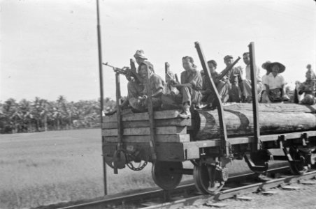 Poerwokerto Trein die op 9 december 1947 de eerste reis van Tjilatjap naar Mel…, Bestanddeelnr 458-3-6