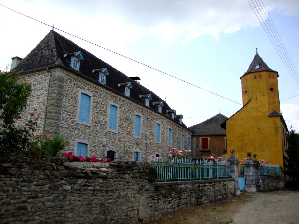 Poey d'Oloron (Pyr-Atl, Fr) ferme avec tour pigeonnier