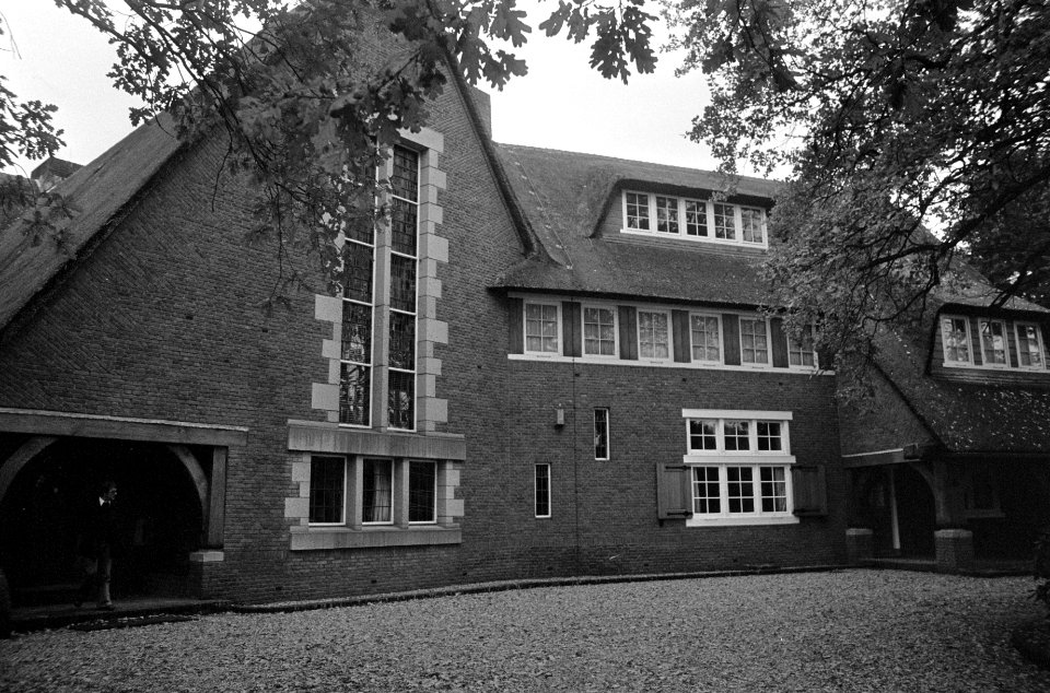 Poging oorlogsmisdadiger Pieter Menten in Blaricum aan houden, mislukt exterieu, Bestanddeelnr 928-8880