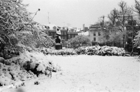 Plotselinge hevige sneeuwval, beeld in de sneeuw, Bestanddeelnr 931-1339