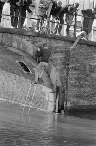 Poes te water in Reguliersgracht, met net probeert redder poes te pakken te krij, Bestanddeelnr 920-9316