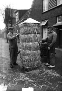 Pomp te Diepenheim wordt ingepakt tegen vorst, Bestanddeelnr 903-7959