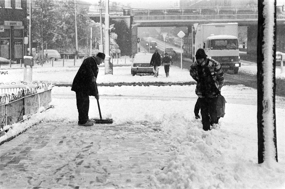 Plotselinge hevige sneeuwval, sneeuw wordt weggeveegd, Bestanddeelnr 931-1338