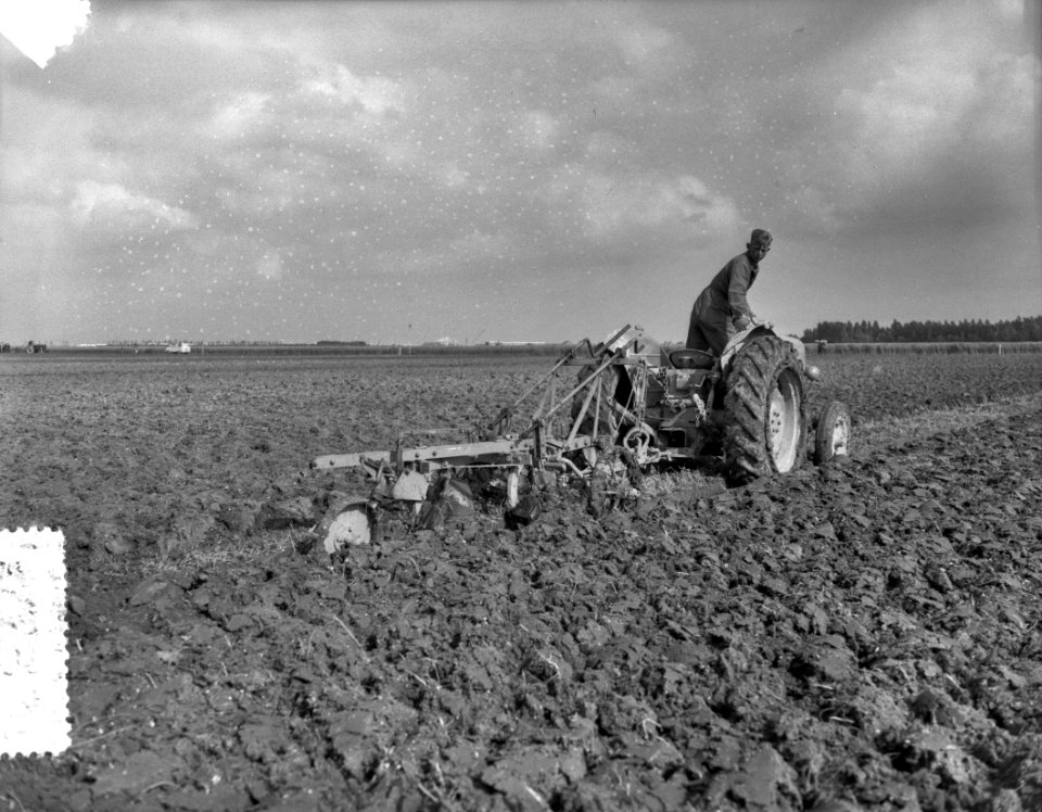 Ploegwedstrijd Noordoostpolder. W. de Lint met Ford (tweede), N. D. Barendrecht , Bestanddeelnr 907-9131