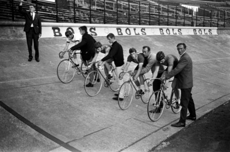Ploegenachtervolgingsrit in Olympisch Stad v.l.n.r. De Wit , Koel, Duindam, Van , Bestanddeelnr 918-0885