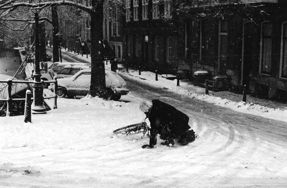 Plotselinge hevige sneeuwval, fietser gevallen in de sneeuw, Bestanddeelnr 931-1335