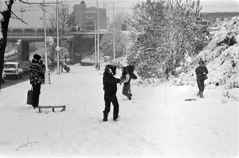 Plotselinge hevige sneeuwval, mensen met slee, Bestanddeelnr 931-1340