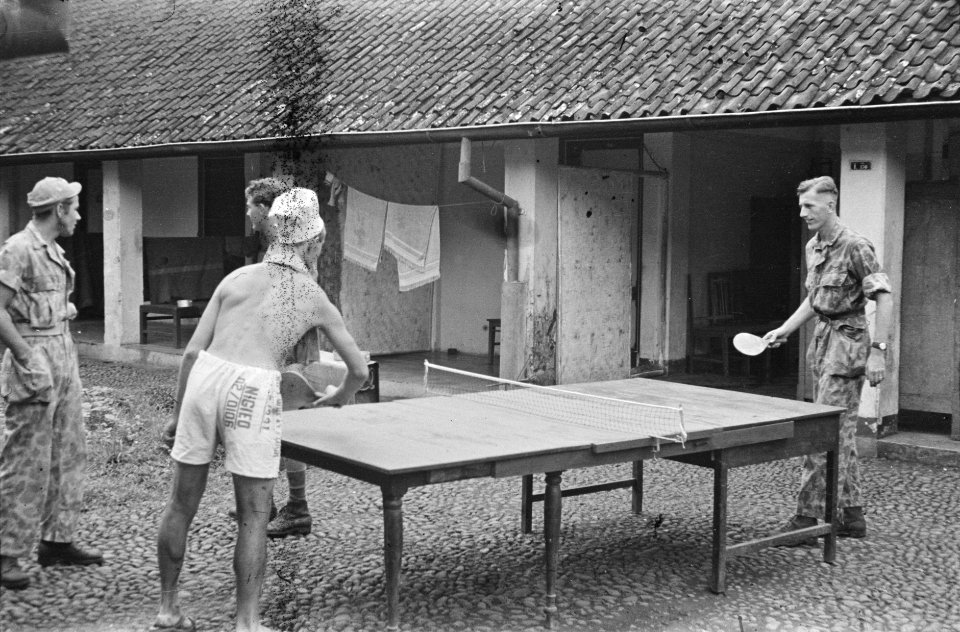 Poerwokerto Van twee oude tafels en een paar planken hebben de jongens van 1-9 , Bestanddeelnr 458-1-5