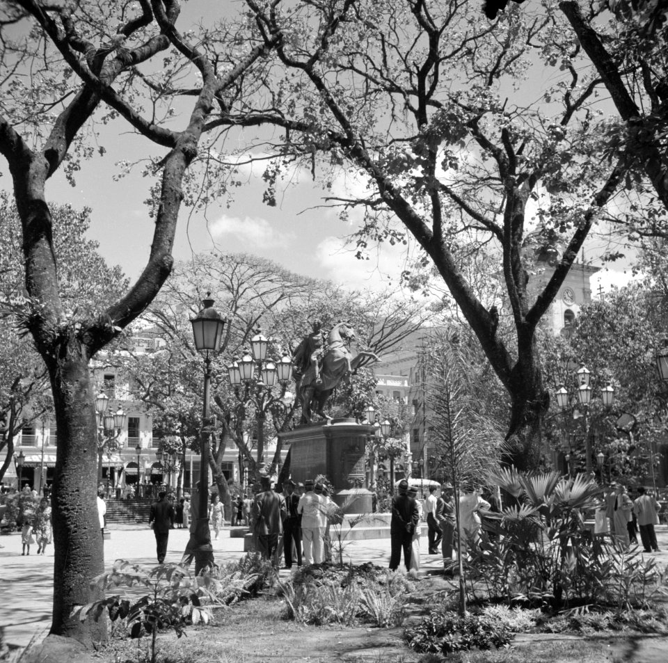 Plaza Bolivar in Caracas in Venezuela met het ruiterbeeld van Simon Bolivar, Bestanddeelnr 252-8434