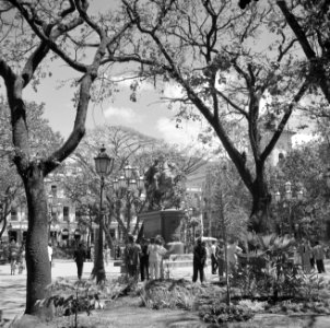 Plaza Bolivar in Caracas in Venezuela met het ruiterbeeld van Simon Bolivar, Bestanddeelnr 252-8434