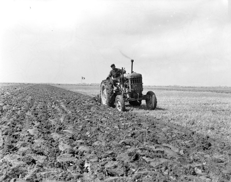 Ploegwedstrijd Noordoostpolder W de Lint met Ford (tweede), N D Barendrecht , Bestanddeelnr 907-9129