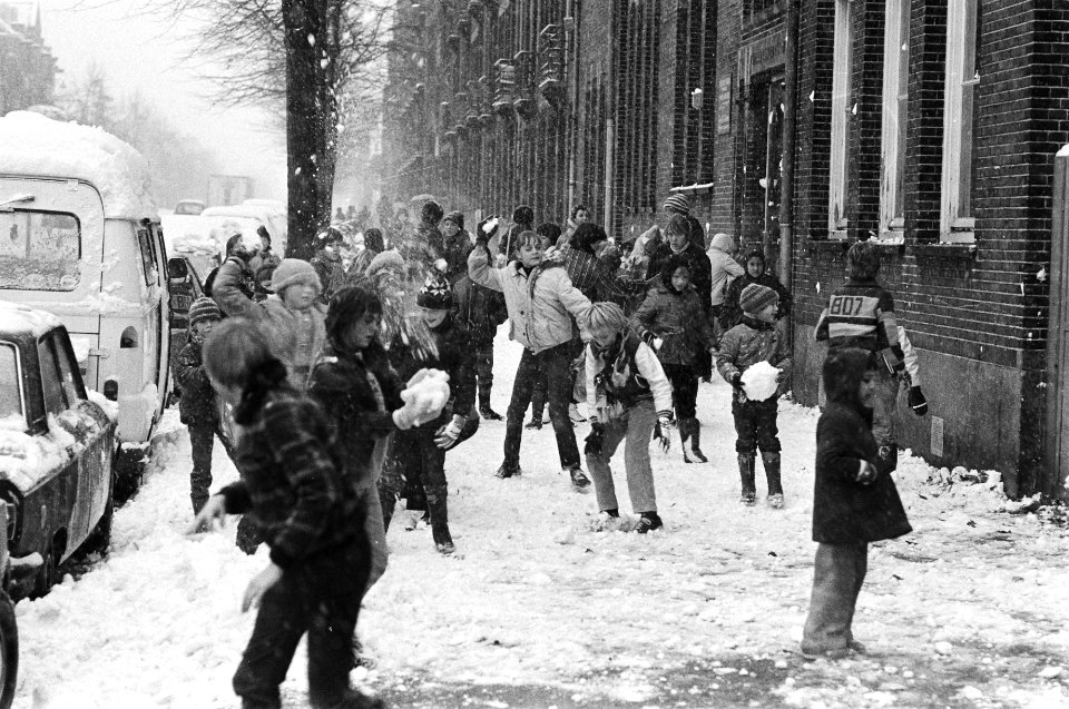 Plotselinge hevige sneeuwval, jeugd in sneeuwballen gevecht, Bestanddeelnr 931-1336