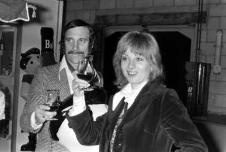 Pleuni Touw en Hugo Metsers proeven eerste Beaujolais in Tilburg Pleuni Touw en, Bestanddeelnr 927-5855