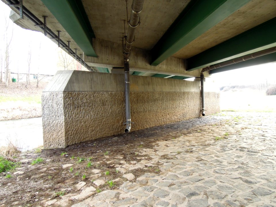 Pleißebrücke die S 72 überführend in Böhlen OT Großdeuben -Untersicht-Pfeiler- im März 2018