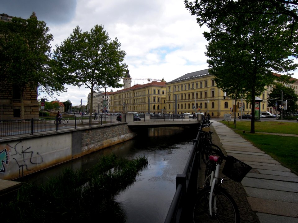 Pleißemühlgraben mit Beethovenbrücke und Landgericht Leipzig im Hintergrund Mitte Mai 2019