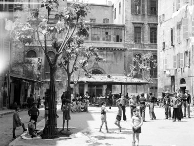 Plein met spelende kinderen in Marseille, Bestanddeelnr 254-1831