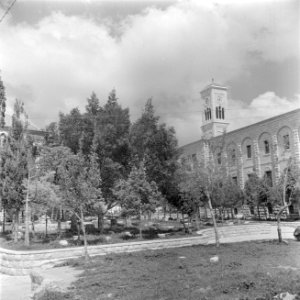 Plein met bomen bij de basiliek van de Verkondiging met het belendende Rooms-Ka…, Bestanddeelnr 255-1075