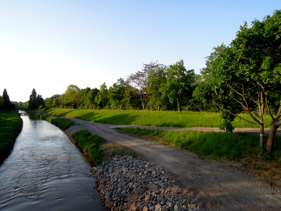 Pleißelauf zwischen den beiden Pleißebrücken im agra-Park - rechtsufrig begleitend die agra-Brücke für die B 2 - Ende April 2018