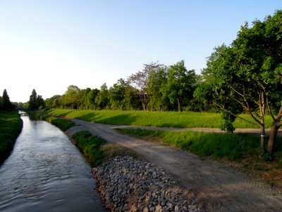 Pleißelauf zwischen den beiden Pleißebrücken im agra-Park - rechtsufrig begleitend die agra-Brücke für die B 2 - Ende April 2018