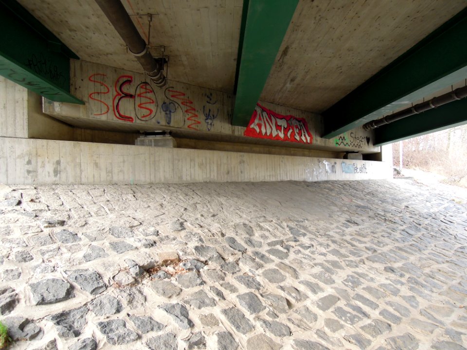 Pleißebrücke die S 72 überführend in Böhlen OT Großdeuben -Untersicht-Widerlager- im März 2018